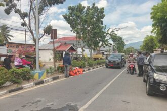 Kesbangpol kota kotamobagu tertibkan sejumlah apk, (foto: zonautara. Com/sajidin kandoli).