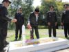 Pj wali kota kotamobagu, abdullah mokoginta (kanan kedua), saat berziarah ke taman makam pahlawan, (foto: diskominfo kk).