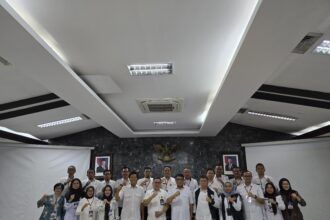 Penjabat wali kota kotamobagu, abdullah mokoginta, sh. , m. Si. , mengikuti evaluasi kinerja penjabat kepala daerah untuk triwulan i masa jabatannya yang digelar oleh kementerian dalam negeri (kemendagri) , (foto: diskominfo kk).