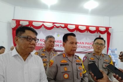 Pj Wali Kota Kotamobagu, Abdullah Mokoginta (kiri pertama) saat mendampingi Kapolres Kota Kotamobagu, AKBP Irwanto SIK MH, (tengah) saat diwawancarai awak media, (Foto: Tentangpuan.com/Tri Deyna).