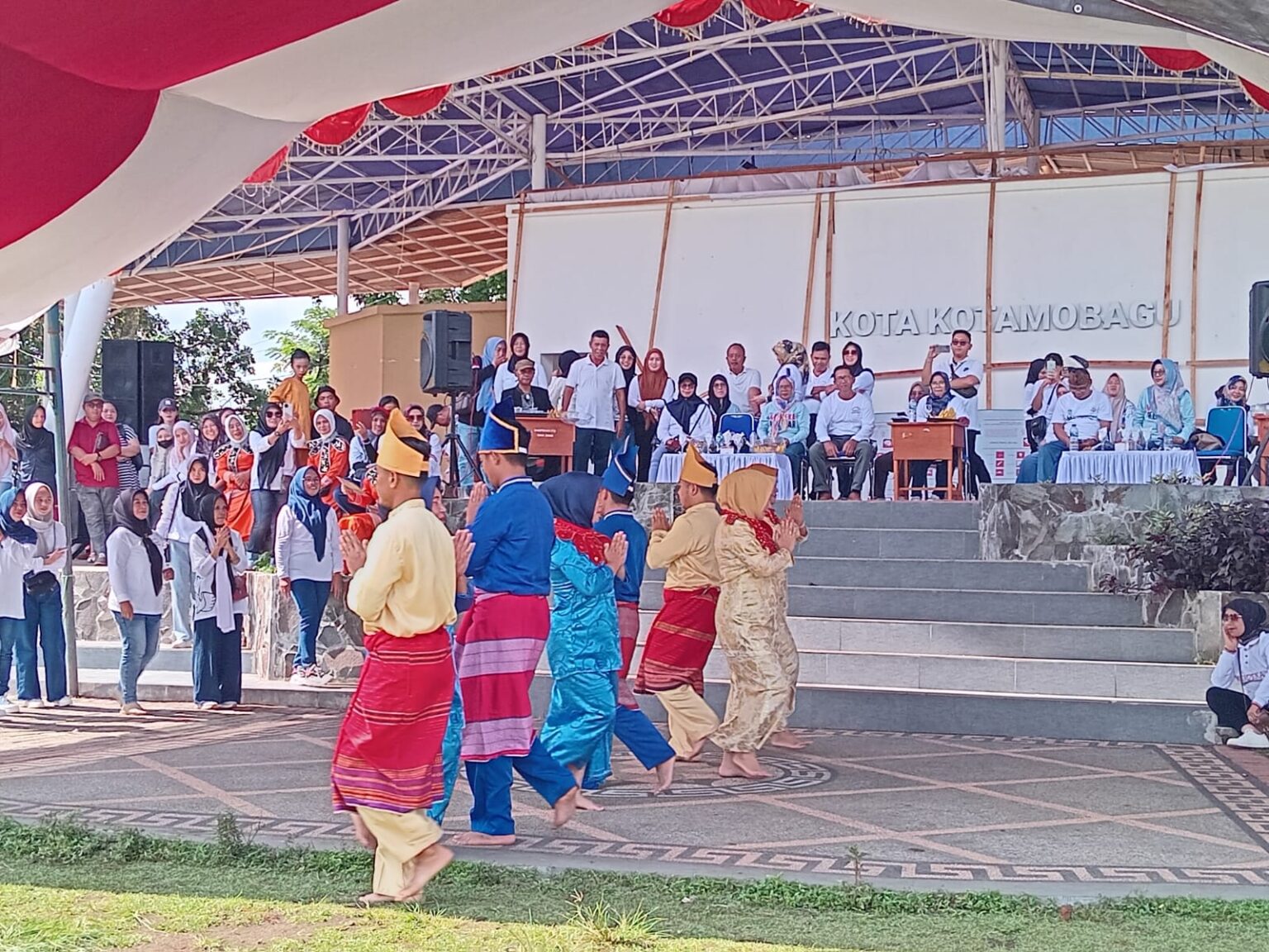 Lomba Dana-Dana digelar serangkaian dengan peringatan Hari Guru Nasional ke-30 dan HUT Persatuan Guru Republik Indonesia (PGRI) ke-79, (Foto: ZONAUTARA.com/Sajidin Kandoli).