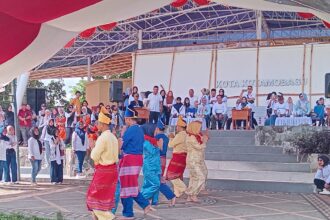 Lomba Dana-Dana digelar serangkaian dengan peringatan Hari Guru Nasional ke-30 dan HUT Persatuan Guru Republik Indonesia (PGRI) ke-79, (Foto: ZONAUTARA.com/Sajidin Kandoli).