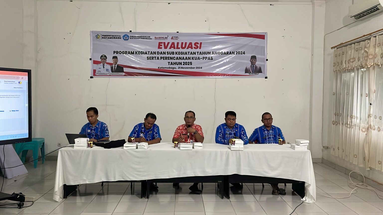 Disdik Kota Kotamobagu menggelar Rapat Evaluasi terkait Realisasi Anggaran Tahun 2024 serta membahas rencana program dan kegiatan untuk tahun 2025, (Foto: ZONAUTARA.com/Sajidin Kandoli).