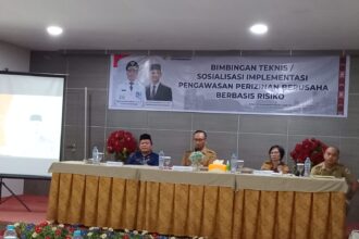 Sekretaris Daerah (Sekda) Kota Kotamobagu secara resmi membuka Bimbingan Teknis dan Sosialisasi Implementasi Pengawasan Perizinan Berusaha Berbasis Risiko, (Foto: ZONAUTARA.com/Sajidin Kandoli).