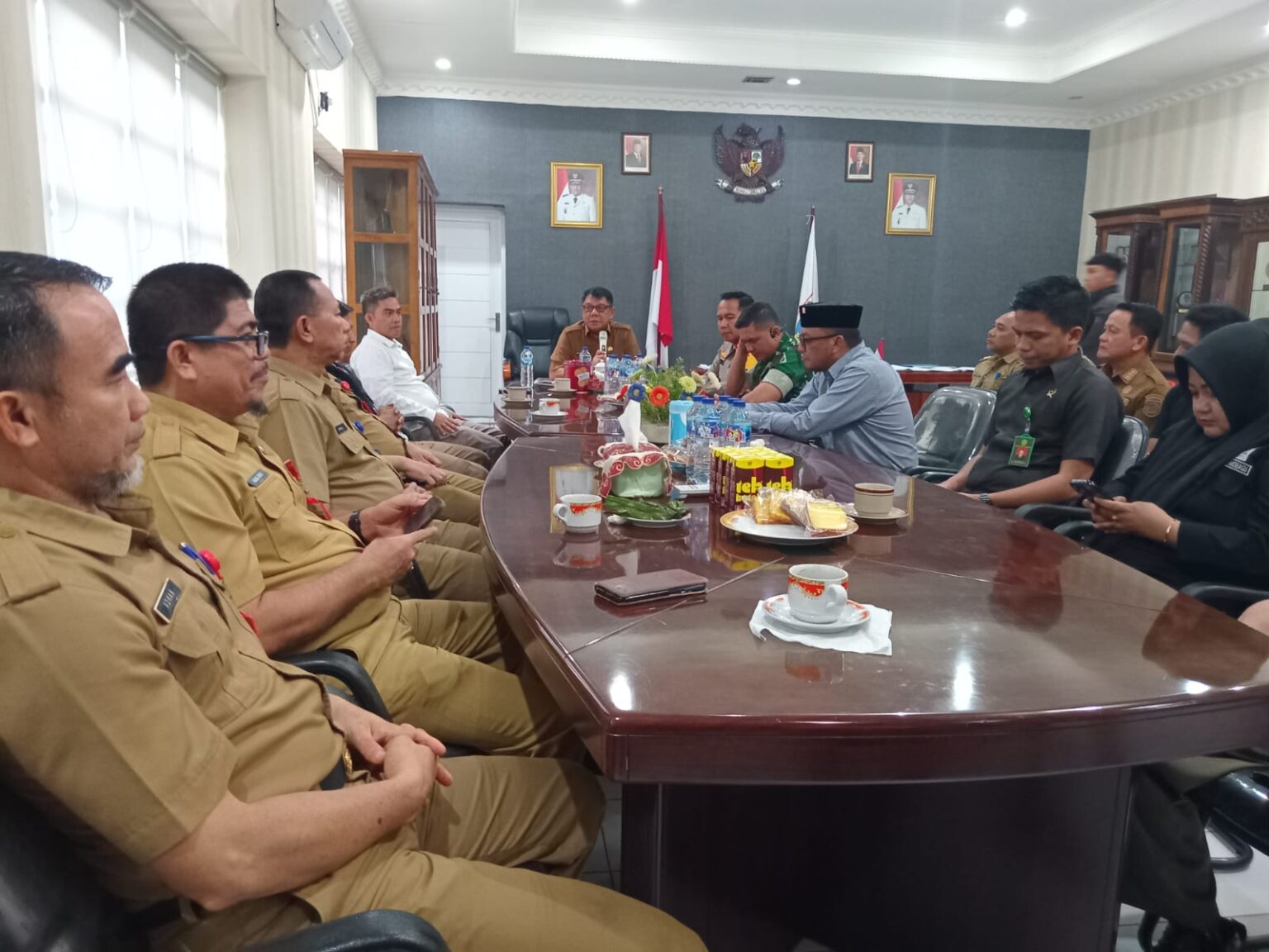 Rapat kesepakatan di ruang kerja Pj Wali Kota Kotamobagu, (Foto: ZONAUTARA.com/Sajidin Kandoli).