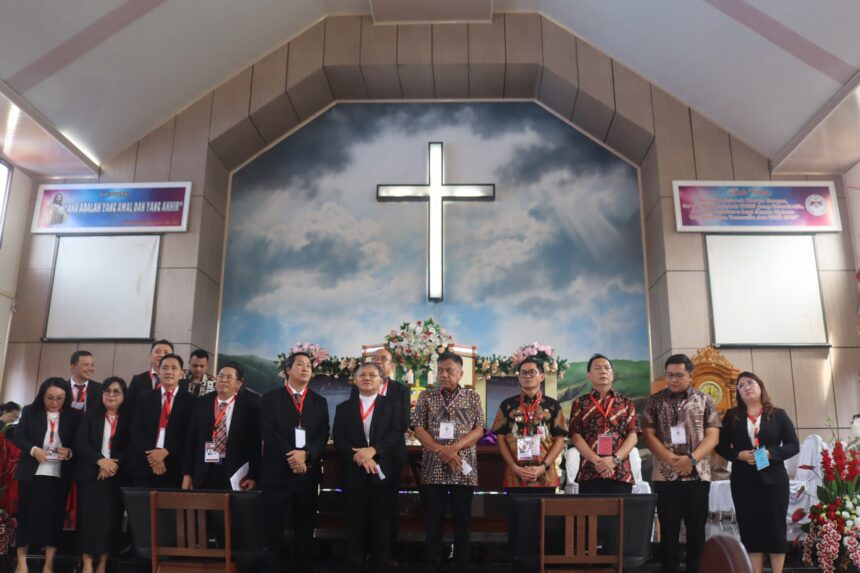 Suasana Ibadah Pembukaan Sidang Majelis Sinode Tahunan (SMST) GMIM ke-37 bertempat di Jemaat GMIM Winuri, Wilayah Likupang II, Kabupaten Minahasa Utara pada Kamis (28/11), (Foto: Pool).