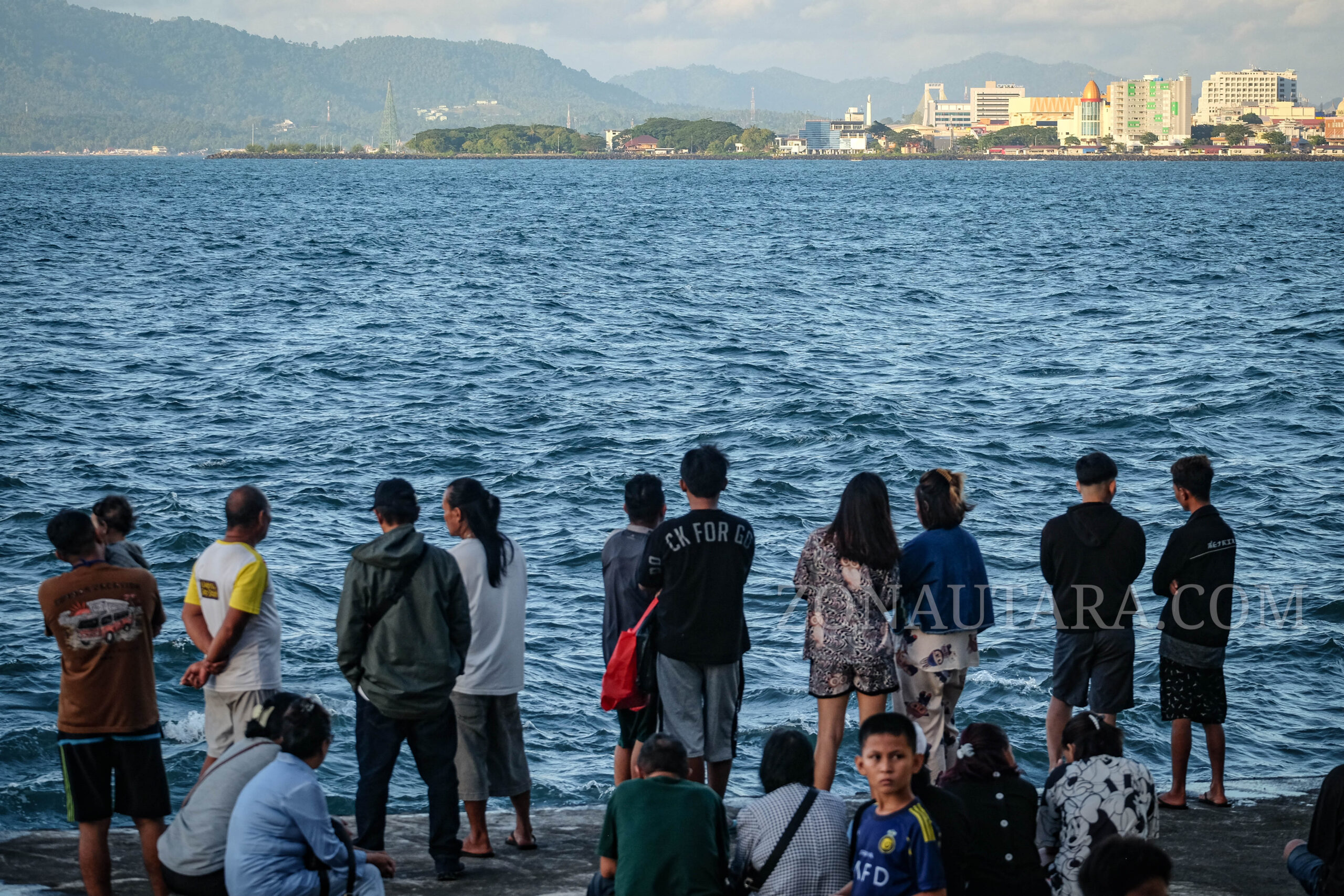 FOTO: Pencarian korban tenggelam di pesisir Teluk Manado