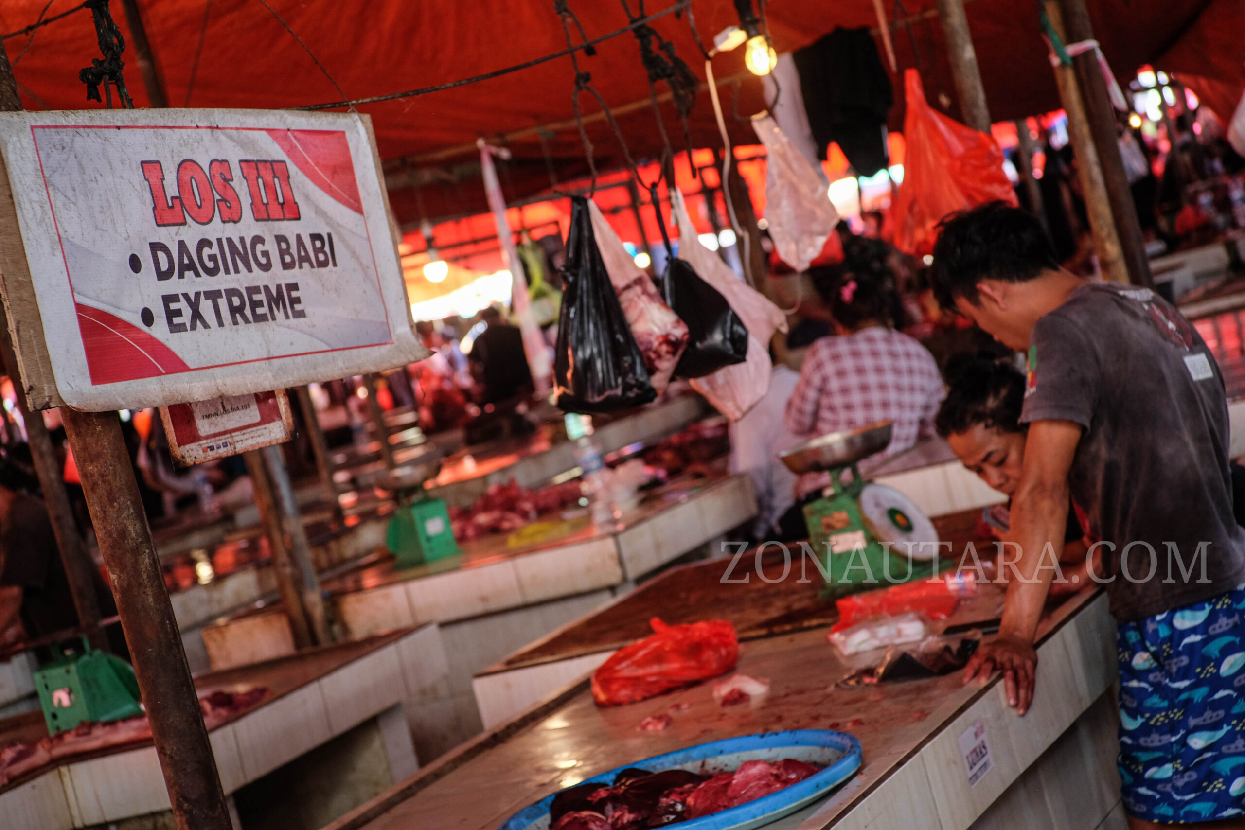 FOTO: Hiruk pikuk Pasar Beriman Tomohon jelang Natal dan Tahun Baru