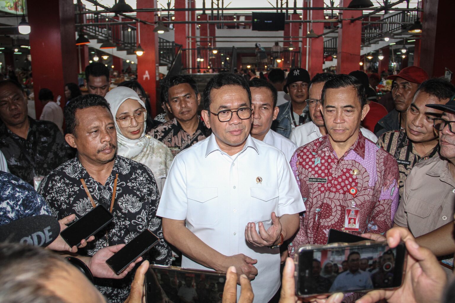 Menteri Perdagangan tinjau harga bahan pokok di Pasar Bersehati Manado jelang natal dan tahun baru