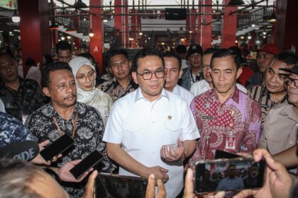 Menteri Perdagangan tinjau harga bahan pokok di Pasar Bersehati Manado jelang natal dan tahun baru