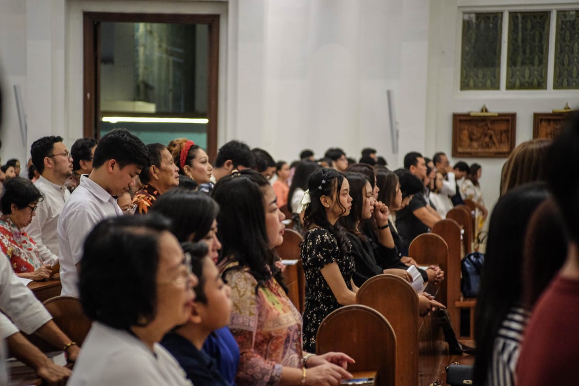 Penuh khidmat, warga Manado melakukan ibadah Natal 2024, (Foto: ZONAUTARA.com/Yegar Sahaduta).