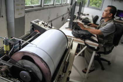 FOTO: Pengamatan aktivitas Gunung Karangetang berstatus Siaga (Level III)