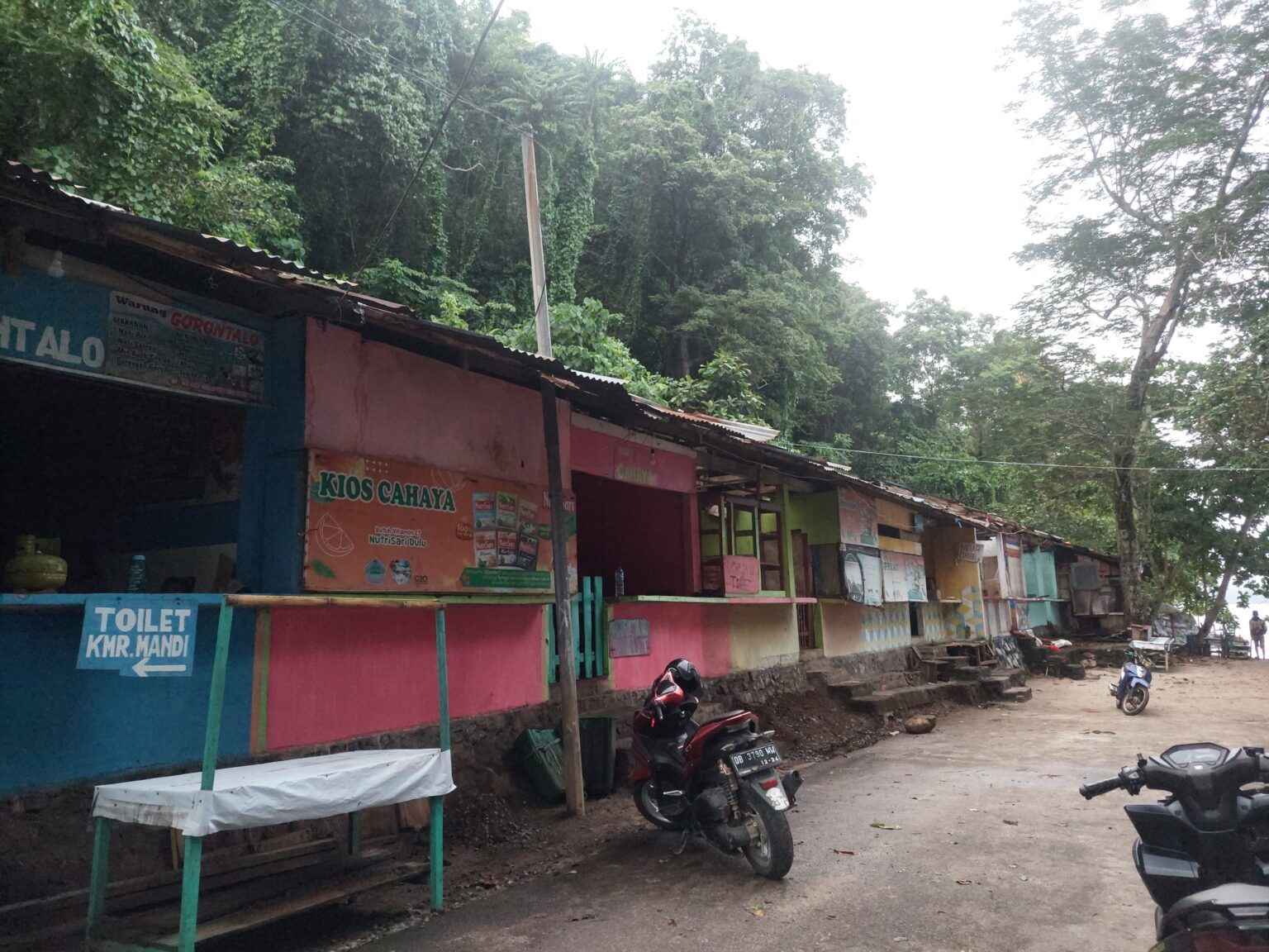 meski akhir pekan, kios-kios yang ada di Pantai Pulisan terlihat sepi, (Foto: ZONAUTARA.com/Laras Dondo).