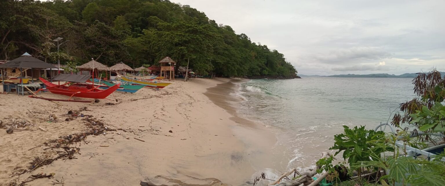 Suasana Pantai Pulisan yang berada di Kecamatan Likupang Timur, Kabupaten Minahasa Utara, Sulut, (Foto: ZONAUTARA.com/sajidin Kandoli).