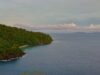 Dari bukit savana, terlihat jelas pemandangan Pantai Pulisan yang menghampar luas, (Foto: ZONAUTARA.com/Tonny Rarung).