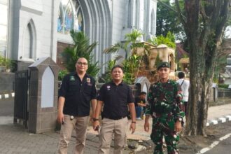 Petugas keamanan disiapkan untuk kelancaraan misa Natal di Gereja Katolik Katedral Manado, (Foto: ZONAUTARA.com/Indra Umbola).