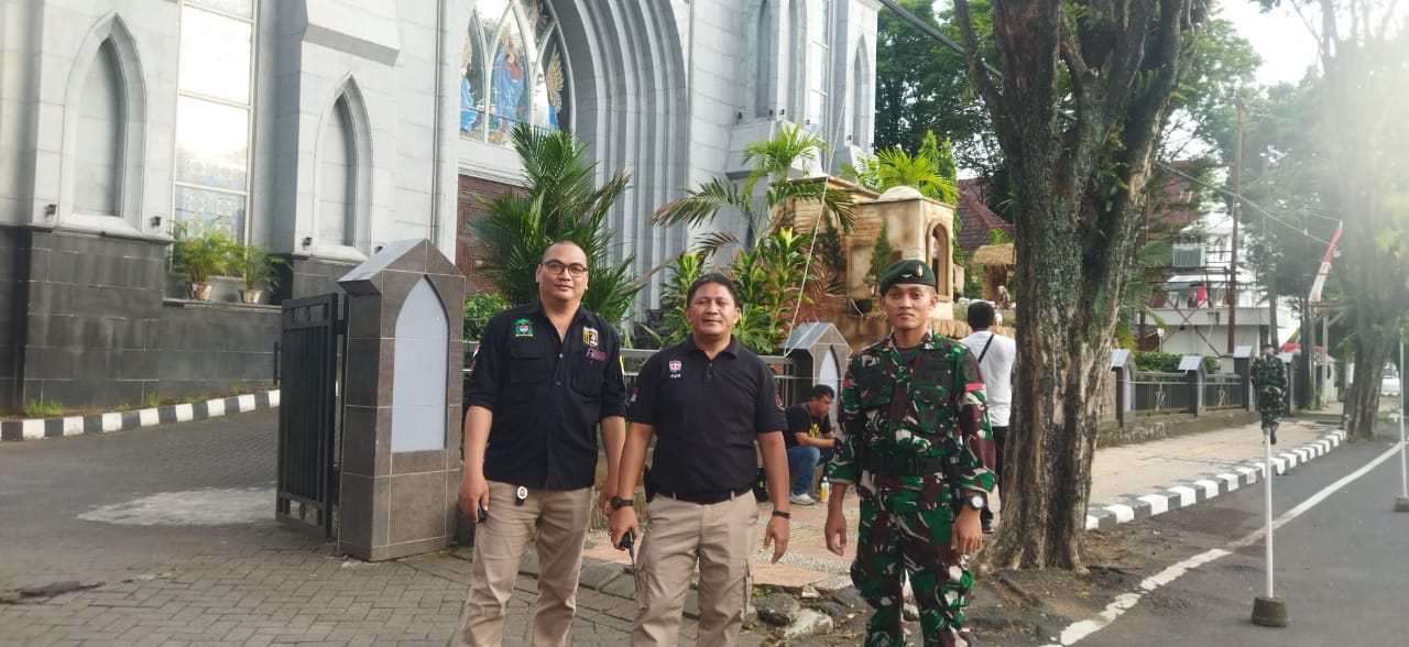 Petugas keamanan disiapkan untuk kelancaraan misa Natal di Gereja Katolik Katedral Manado, (Foto: ZONAUTARA.com/Indra Umbola).