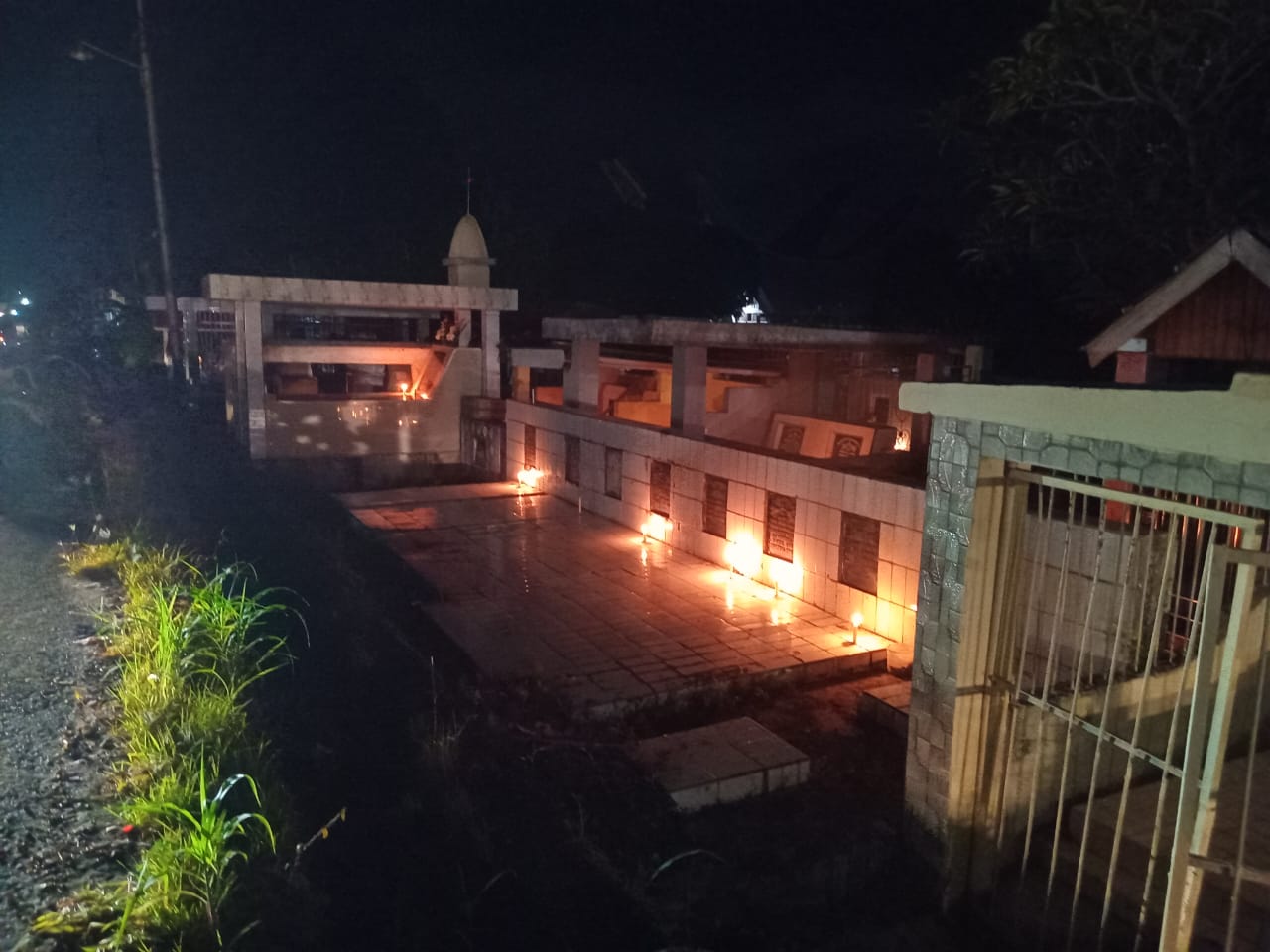 Suasana pemakaman umat Nasrani di Bukit Ilongkow, Kelurahan Kotobangon, (Foto: ZONAUTARA.com/Sajidin Kandoli).