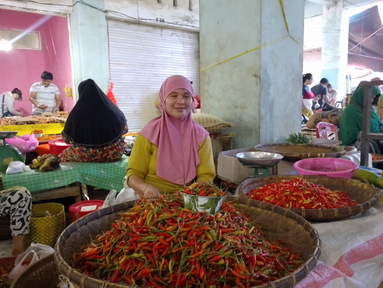 Karmila Gaib (46), pedagang rempah asal Kelurahan Upai, (Foto: ZONAUTARA.com/ Tri Deyna).