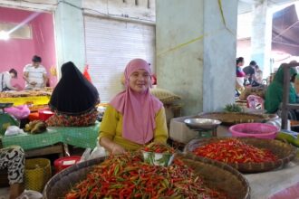 Karmila Gaib (46), pedagang rempah asal Kelurahan Upai, (Foto: ZONAUTARA.com/ Tri Deyna).