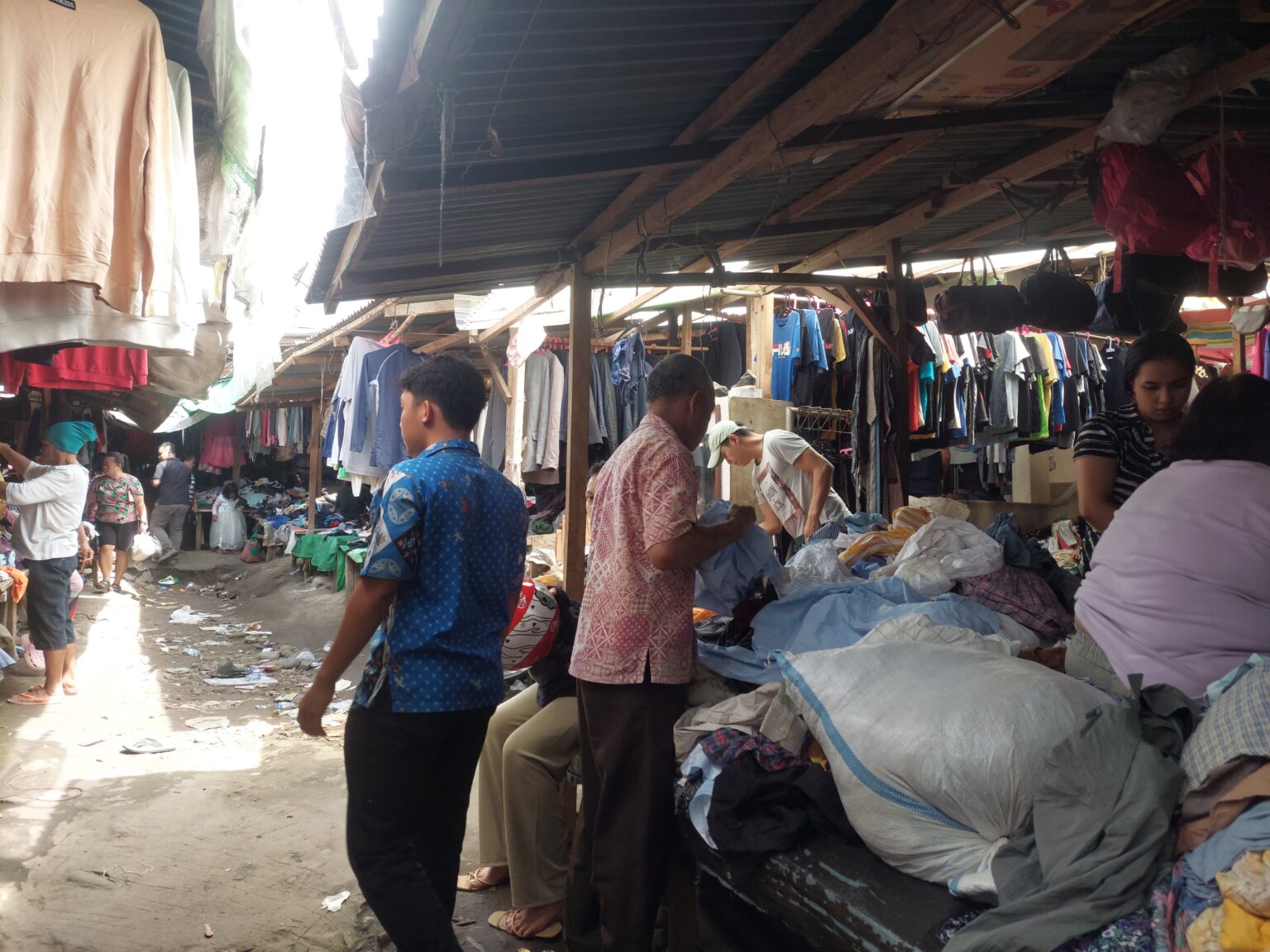 Tak seperti tahun sebelumnya, aktivitas thrifting atau cabo di Gogagoman, Kota Kotamobagu, terlihat jauh lebih sepi, (Foto: ZONAUTARA.com/Laras Dondo).