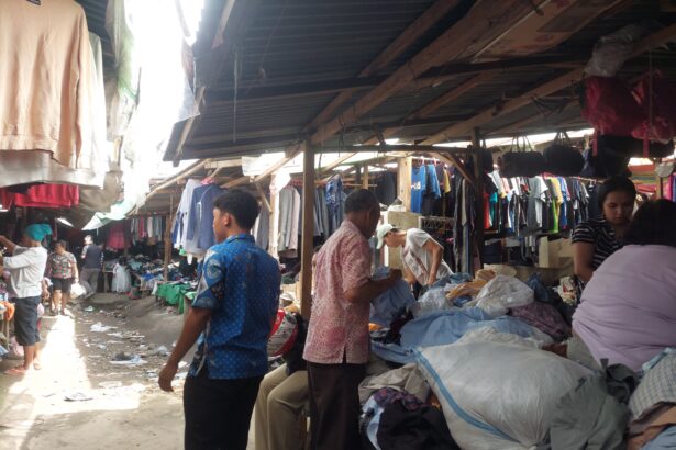 Tak seperti tahun sebelumnya, aktivitas thrifting atau cabo di Gogagoman, Kota Kotamobagu, terlihat jauh lebih sepi, (Foto: ZONAUTARA.com/Laras Dondo).