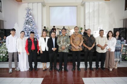 Pj Wali Kota kotamobagu, Abdullah Mokoginta bersama jajaran saat melakukan safari natal di sejumlah titik, (Foto: Diskominfo KK).