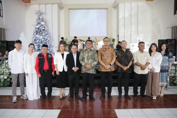 Pj Wali Kota kotamobagu, Abdullah Mokoginta bersama jajaran saat melakukan safari natal di sejumlah titik, (Foto: Diskominfo KK).