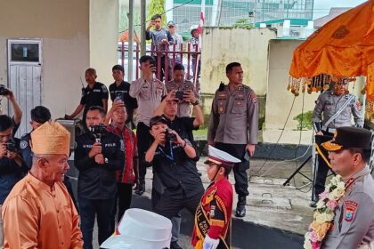Iringan-iringan adat saat kunker Kapolda Sulut di Polres Kotamobagu