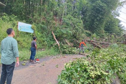 Pemerintah daerah upayakan buka akses jalan Kotamobagu-Passi Barat jalur Katulidan yang terputus karena longsor