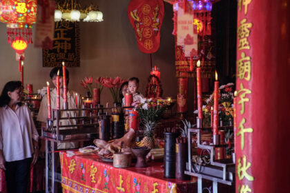 FOTO: Sembahyang warga keturunan Tionghoa di Manado menyambut tahun baru Imlek