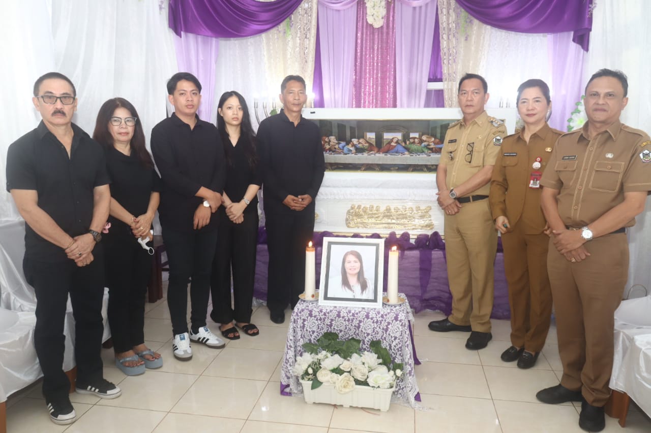 Hadiri ibadah Penghiburan di rumah duka Kapoh-Malonda, Wali Kota Tomohon sampaikan duka cita