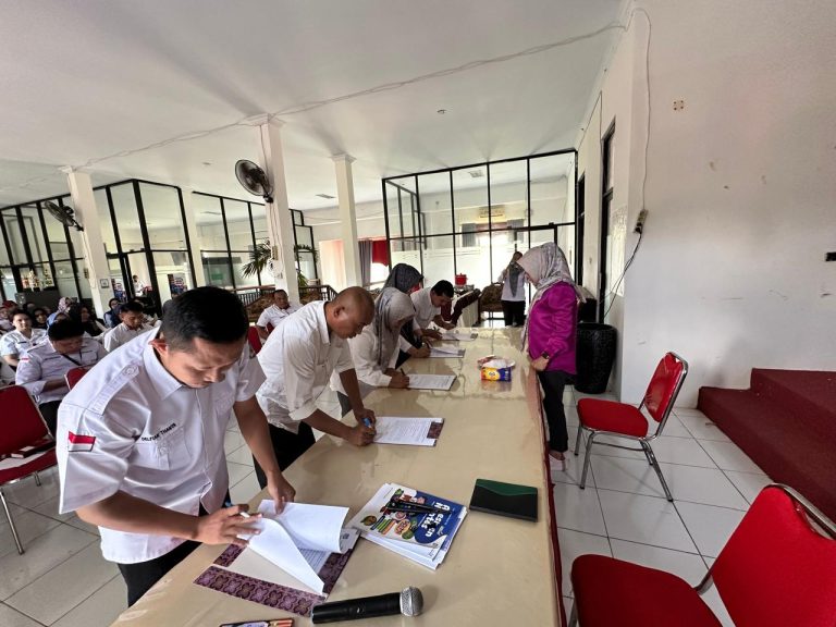 Disdikbud Bolsel pacu akuntabilitas di Tahun 2025: Teken pakta integritas dan tegaskan disiplin ASN 8 Disdikbud Bolsel pacu akuntabilitas di Tahun 2025: Teken pakta integritas dan tegaskan disiplin ASN