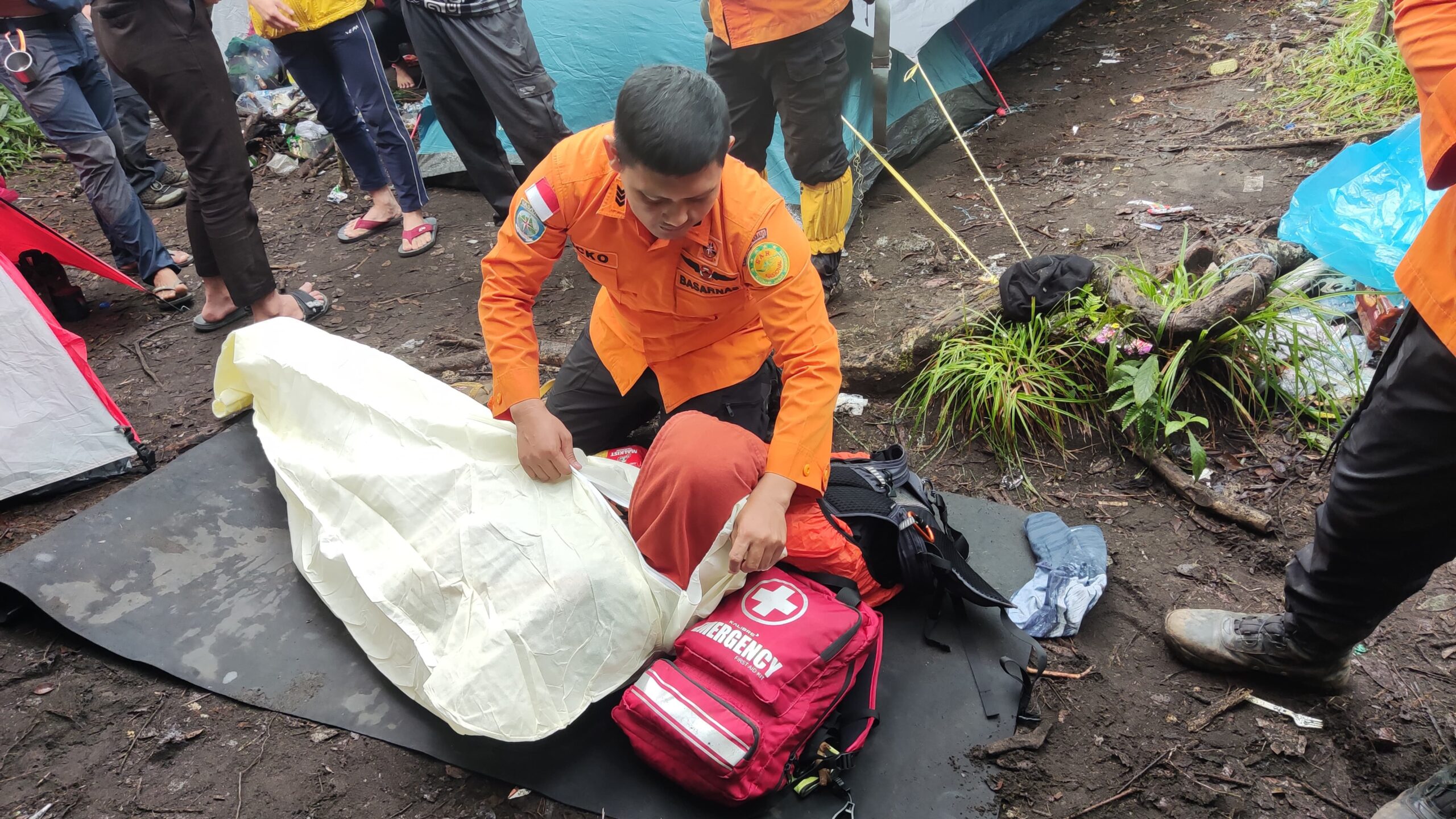 Tim SAR evakuasi pendaki Gunung Klabat yang alami Hipotermia