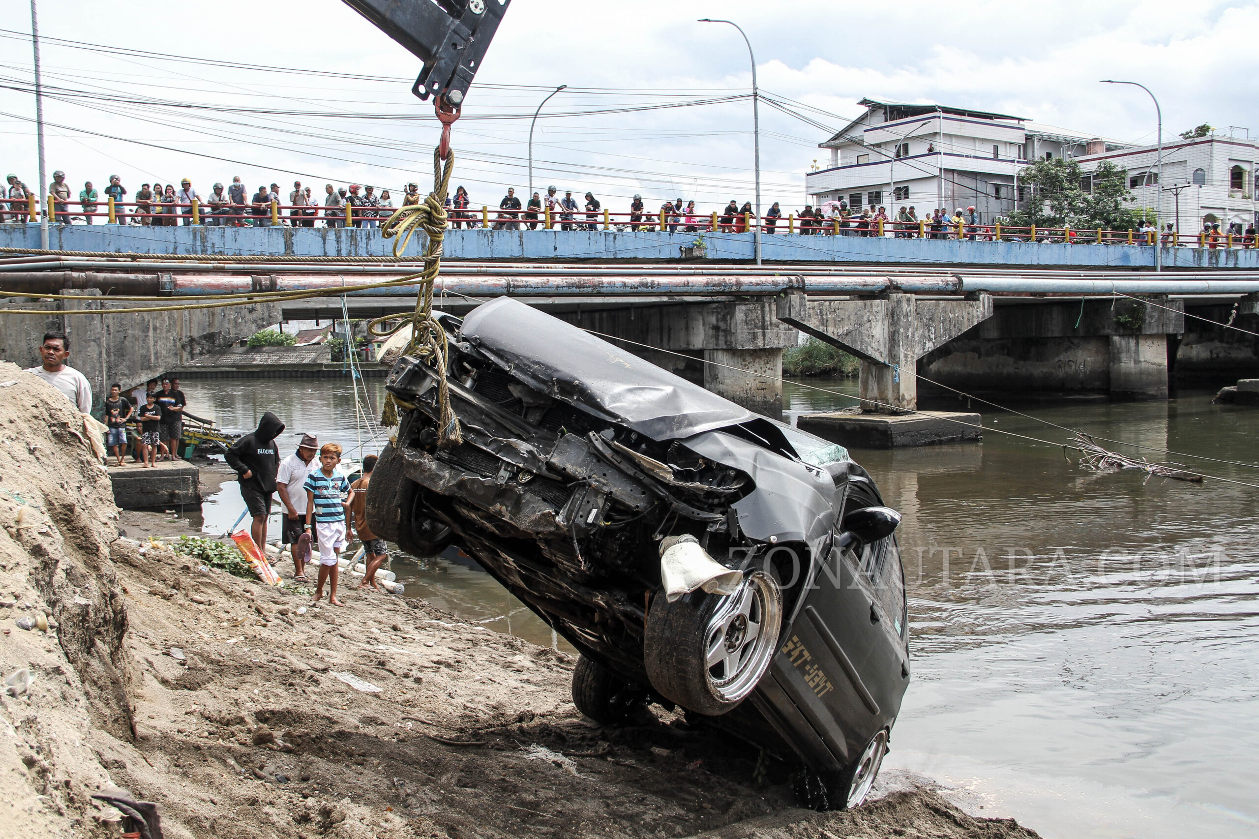 FOTO: Evakuasi mobil terjun ke sungai di Manado