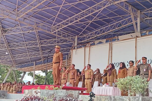 Pj Wali Kota Kotamobagu, Abdullah Mokoginta saat memimpin apel kerja perdana tahun 2025, (Foto: ZONAUTARA.com/Sajidin Kandoli).