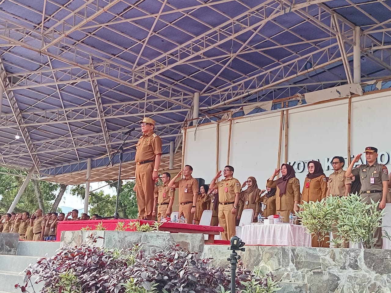 Pj Wali Kota Kotamobagu, Abdullah Mokoginta saat memimpin apel kerja perdana tahun 2025, (Foto: ZONAUTARA.com/Sajidin Kandoli).