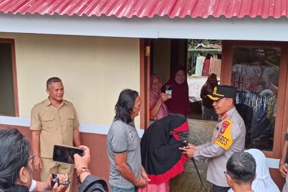 Kapolres Kotamobagu serahkan rumah program MOTABI, warga tak kuasa menahan haru