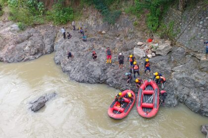 Bantu pencarian Ferry Rumagit, Tim Arung Jeram Waraney Timbukar Minahasa turunkan 2 perahu karet