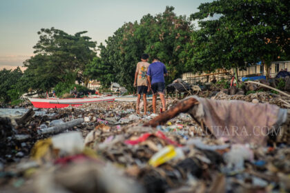 FOTO: Tumpukan sampah di Pantai Sindulang Manado