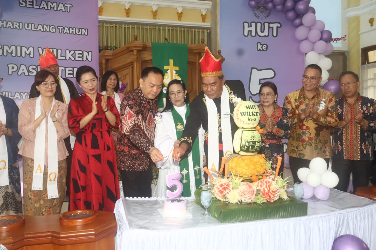 Caroll Senduk di ibadah syukur HUT ke-5 jemaat GMIM Wilken Paslaten: Mari bergandengan tangan