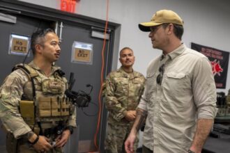 Menhan AS Kunjungi Teluk Guantanamo Saat Lebih Banyak Tahanan Tiba 