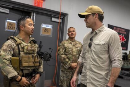 Menhan AS Kunjungi Teluk Guantanamo Saat Lebih Banyak Tahanan Tiba 