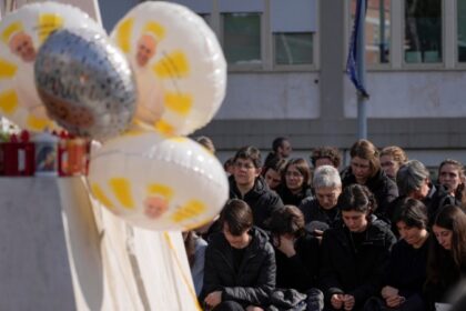 Paus ‘masih kritis’ tapi tak ada krisis pernapasan baru