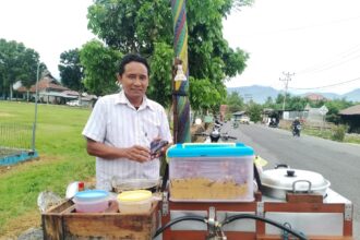 Mas Adit, pedagang bakso tusuk di Kotamobagu yang rekomendasi banget!