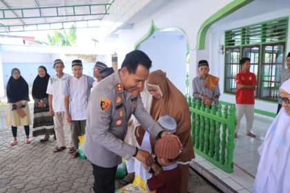 Ramadan Mubarak: Kapolres Kotamobagu salurkan bantuan sosial untuk marbot masjid di Bilalang