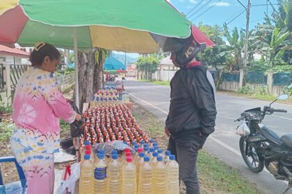Dari botol bekas jadi berkah, bisnis musiman lampu Tuntul di Kotamobagu