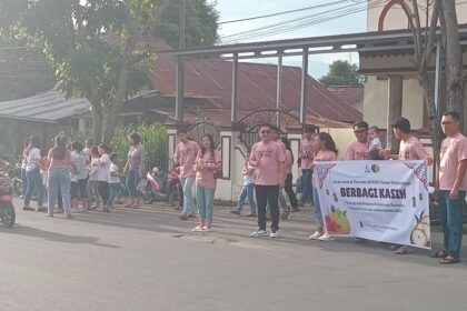 Indahnya kebersamaan: Jemaat Advent Pioneer Kotamobagu bagikan takjil untuk umat muslim