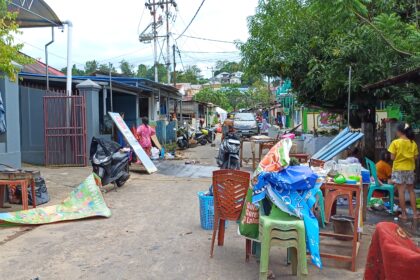 Banjir di Kelurahan Banjer Manado surut, warga mulai jemur barang yang basah