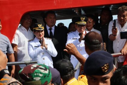 Disambut antusias pendukung, Chyntia dan Heronimus tiba di Sitaro dengan kapal